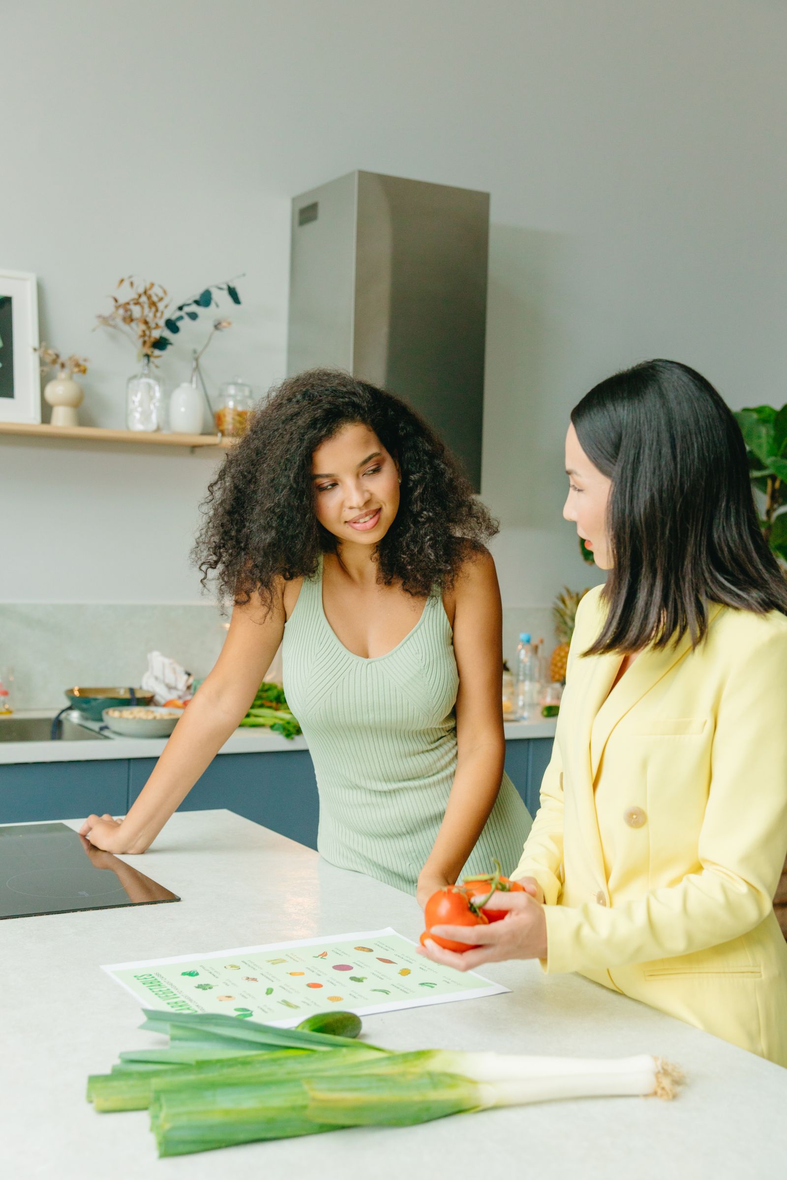 Profissional conversando com uma cliente em uma cozinha